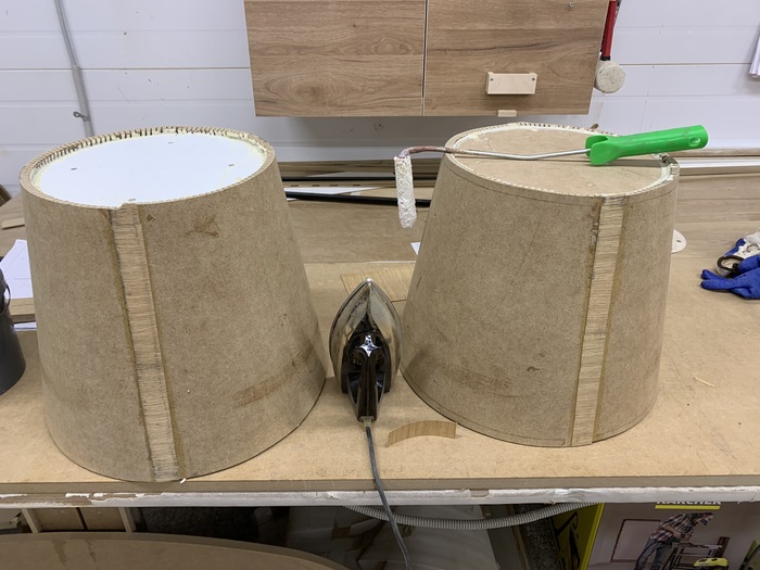 рис.13 Так же мажем клеем полоски шпона, длиной в те же 4 сантиметра. И утюгом С АДСКИМ ЖАРОМ прикатываем этот шпон сверху на стыки заготовок.