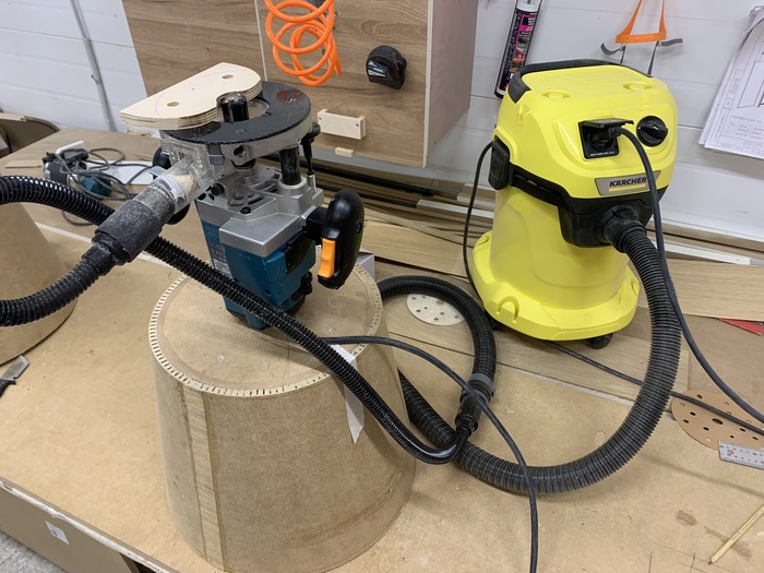 рис.14 Фрезером со спец-насадкой срезаем выступающие сверху и снизу части заготовок.