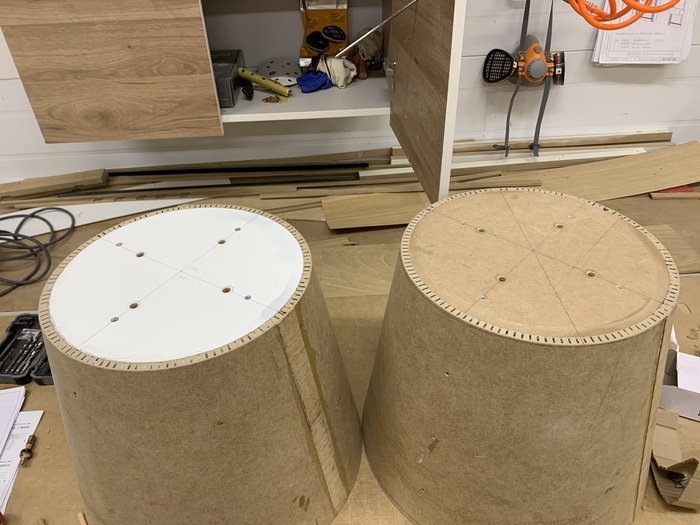 рис.17 Сверлим по разметке отверстия для шкантов, чтобы в будущем склеить наши основания с крышкой. Это будет уже после покраски того и другого. На самом деле отверстия должны были быть и конструктор их заложил но..