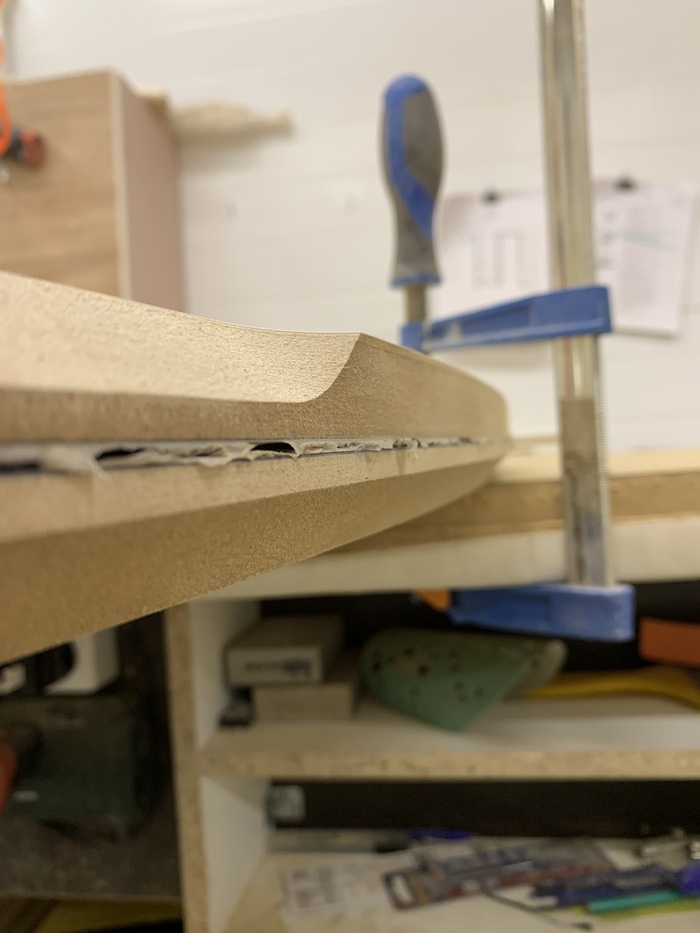 рис.20 Срезаем фрезером угол 45*, согласно чертежу. Две столешки одинаковые, поэтому, чтобы не поцарапать пластик, проложив упаковочной пенкой, мы складываем их лицом к лицу и обрабатываем поочерёдно, переворачивая сразу две.