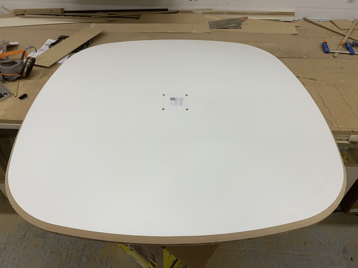 рис.21 Прекрасная, большая столешка, которая так же как и конусное основание будет красится в необходимый цвет по всем, не закатанным пластиком местам. То есть по торцу и снизу (белое - низ).