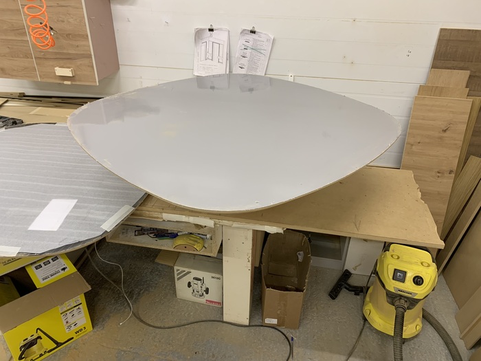 рис.22 Пластик глянцевый, одна столешка серая, другая чёрная.