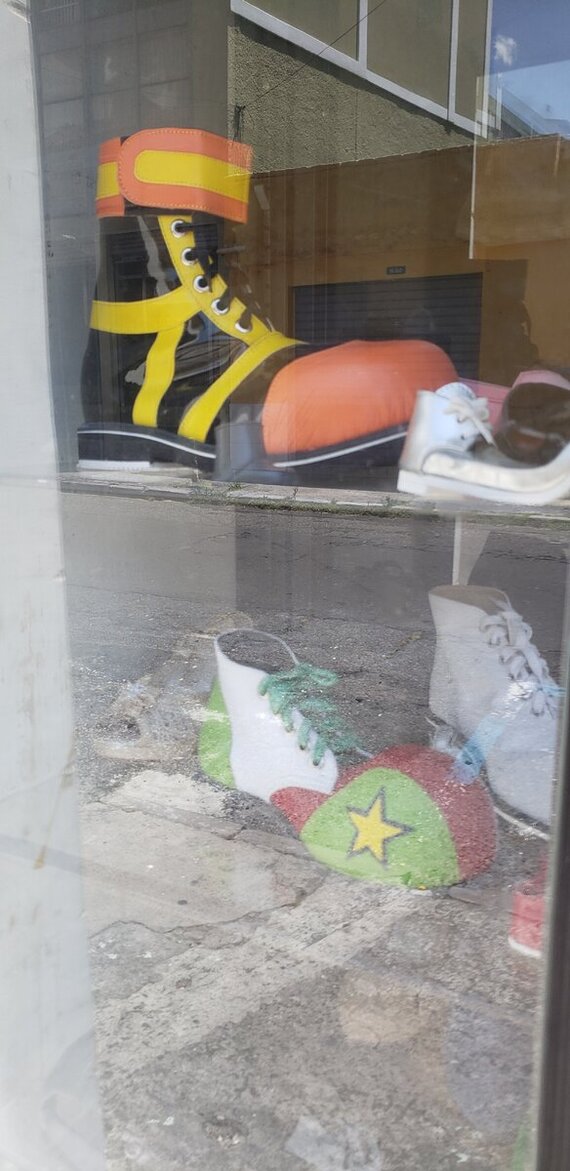 Я бы ввел закон на уровне РФ чтоб все начальники носили такие ботинки.😂😂😂