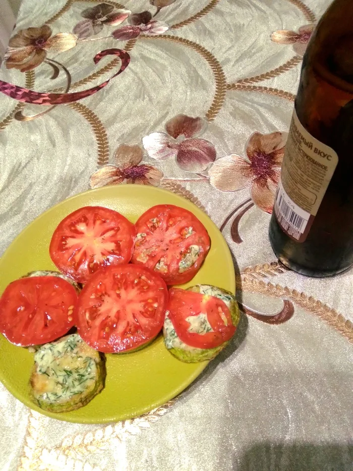 In short... fried zucchini, mayonnaise, garlic, herbs, tomatoes, salt pepper. Beer is cold - My, Zucchini, Beer, House, The photo