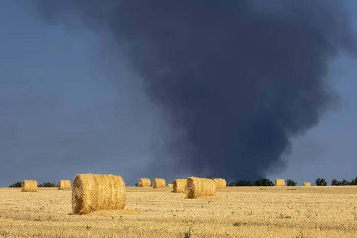 Fire over the horizon - My, Field, Niva, Roll, Straw, Smoke, Fire, Сельское хозяйство, Rostov region