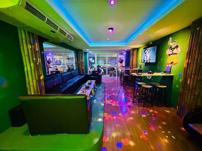 Похожее место, только без окон, попроще, и с подозрительными тайцами