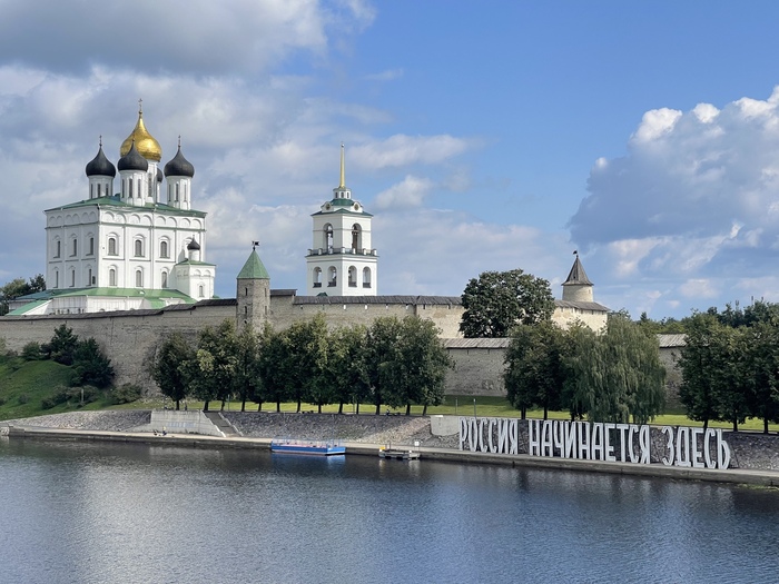 Крупную утечку устранили во время опрессовки теплосетей у псковского «синего рынка»