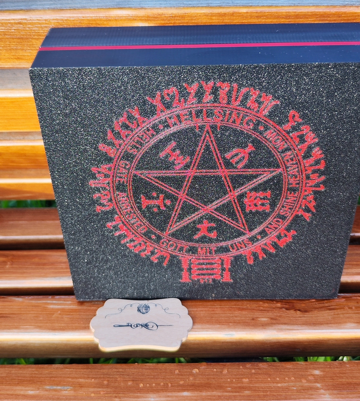 А это органайзер с пиктограммой Hellsing