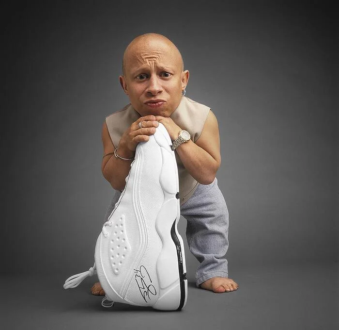 Verne Troyer with Shaquille O'Neal's sneaker - Vern Troyer, Sneakers, The photo, Actors and actresses, Big size, Small stature, Celebrities, Dwarfs