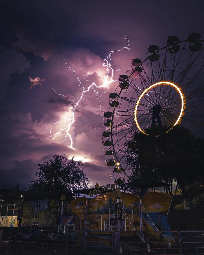 Caught lightning in the park - My, Mobile photography, The photo, Lightning, Thunderstorm, Amusement park, Ferris wheel, Lightroom