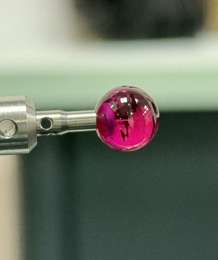 На фото щуп зубоизмерительной машины с рубиновым наконечником