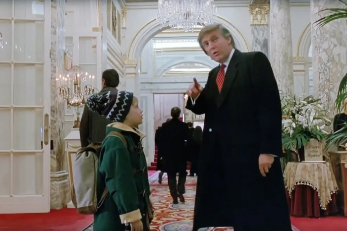 Маколей Калкин встречает в лобби отеля The Plaza Дональда Трампа.