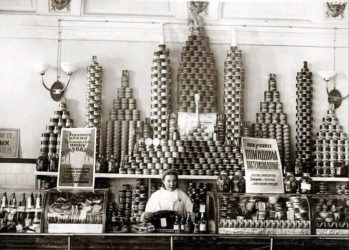 Skyscrapers, skyscrapers, and I’m so small... - the USSR, Made in USSR, Trade, Soviet, История России, Canned food, Score, Nostalgia, Black and white photo, Old photo, Historical photo, Film, Telegram (link)