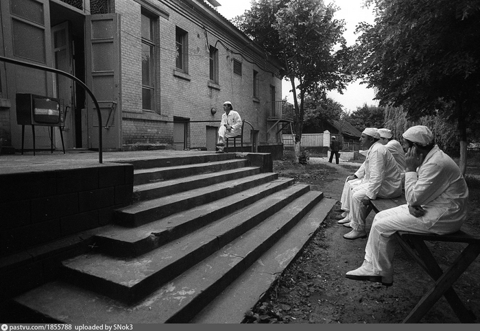 У кинотеатра "Украина" 1977