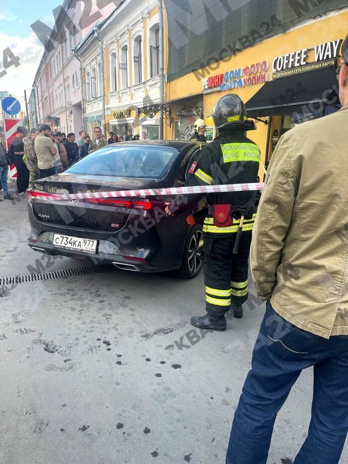 Москва: на Бауманской сбили девушку на тротуаре - ДТП, Москва, Видео, Вертикальное видео, Длиннопост