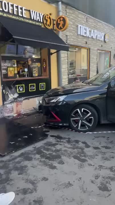 Moscow: a girl was hit on the sidewalk on Baumanskaya - Road accident, Moscow, Video, Vertical video, Longpost