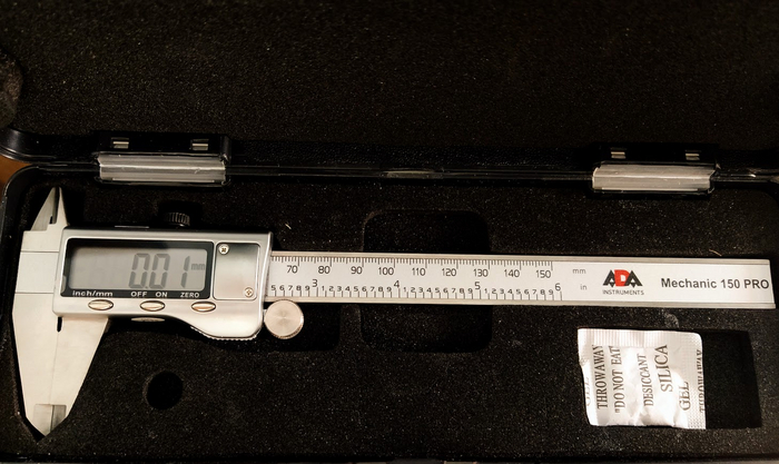 Измеряю, конечно же, не только размеры. А, прежде всего, параметры Тиля-Смола. Калиброванным микрофоном с помощью специально построенного для этих целей измерительного комплекса. Но можно и проще: достаточно недорогого микрофона и внешней звуковой карты.