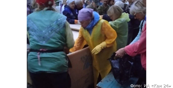 Pensioners in Petropavlovsk catch fish - Kamchatka, Negative, Retirees, A fish, Queue, Video, Youtube, YouTube (link), Longpost