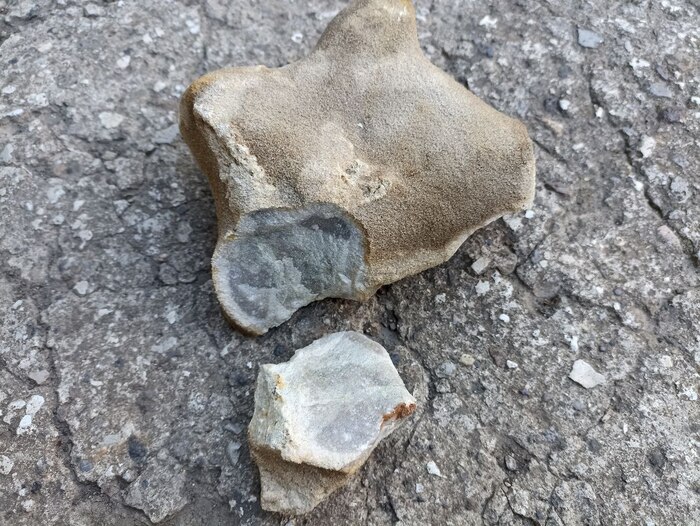 Поверхность шероховатая, скол гладкий, стекло царапает.