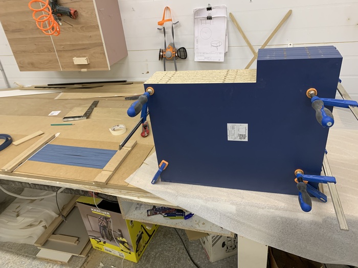 Подготавливаем кромку и сам пакет к нанесению клея.