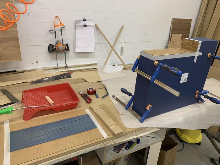 Наносим клей валиком в два - три слоя.