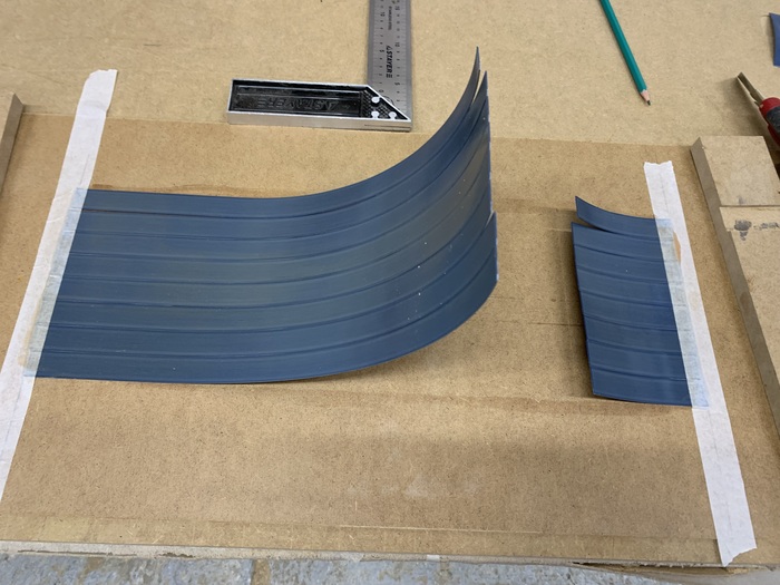 Отрезаем нужный размер кромок по угольнику.