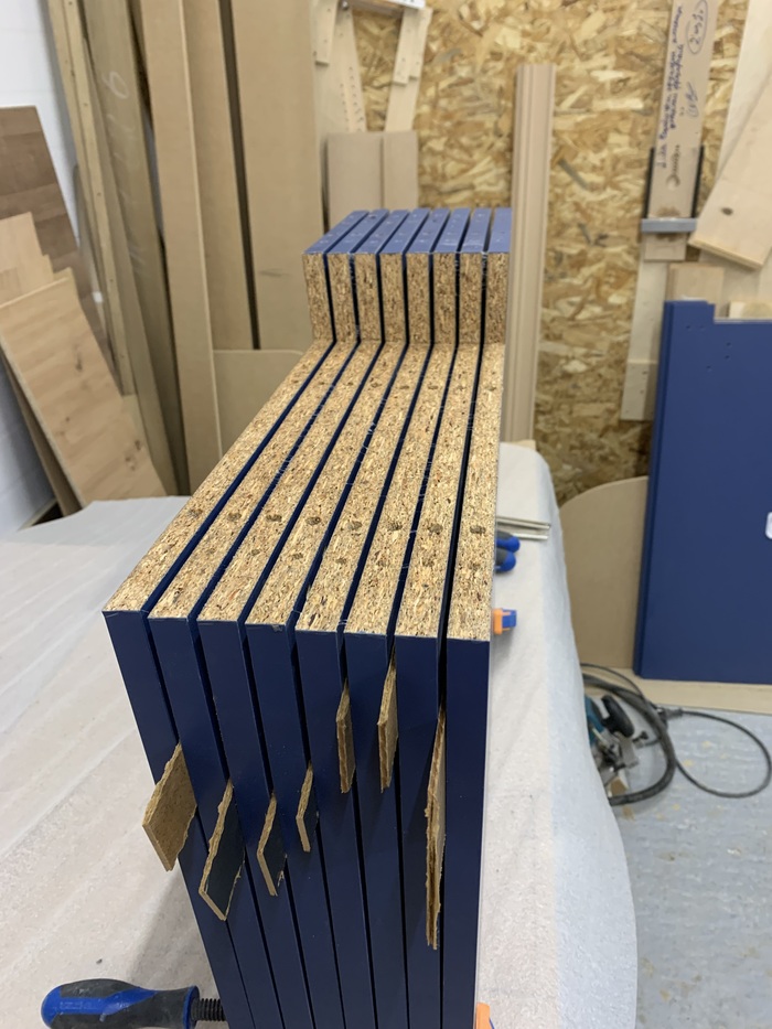 Прокладываем пакет деталей двпешками.