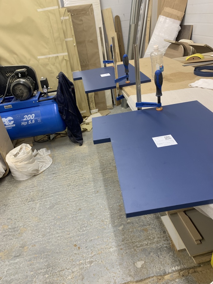 Разбираем пакет и раскладываем детали на верстаке.