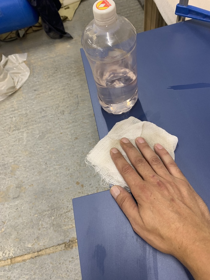 Снимаем лишнее после обработки фрезером и моем детали специальнейшим, разработанным именно для таких целей составом, использующимся в станках для наклеивания кромок промышленным способом за бешеные бабки (+- 5000000₽).