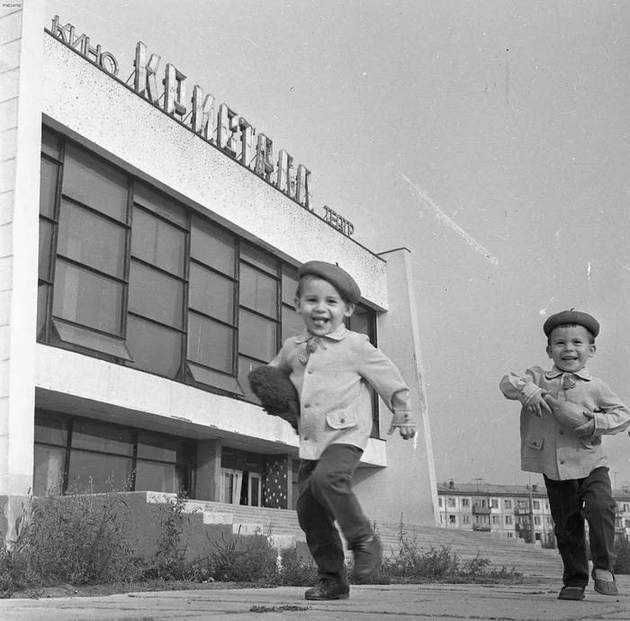 Children near the Kristall cinema, Irkutsk region, 1980 - Cinema, Children, Irkutsk region, Made in USSR, the USSR, Childhood in the USSR, Telegram (link), Childhood memories, Memory, Retro, 80-е, Black and white photo