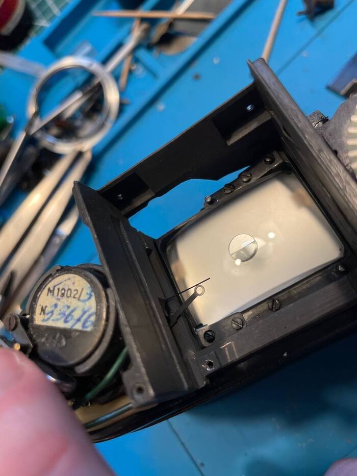 стрелка экспонометра и регулировки экспозиции упираются друг в друга.