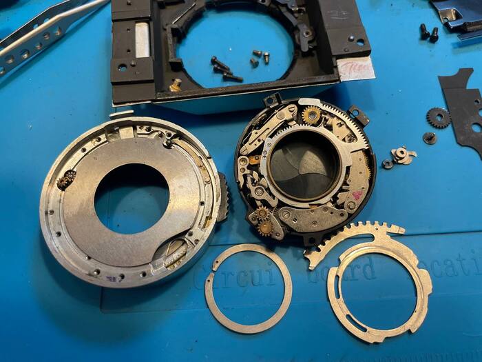 Затвор снят и разобран, нужные детали промыты, все ходит свободно. Но как выяснилось выдержки 15 и 8 не работают, либо поводок погнут, либо еще что, но учитывая все состояние фотоаппарата - пока что оставил как есть. Остальные прекрасно работают.