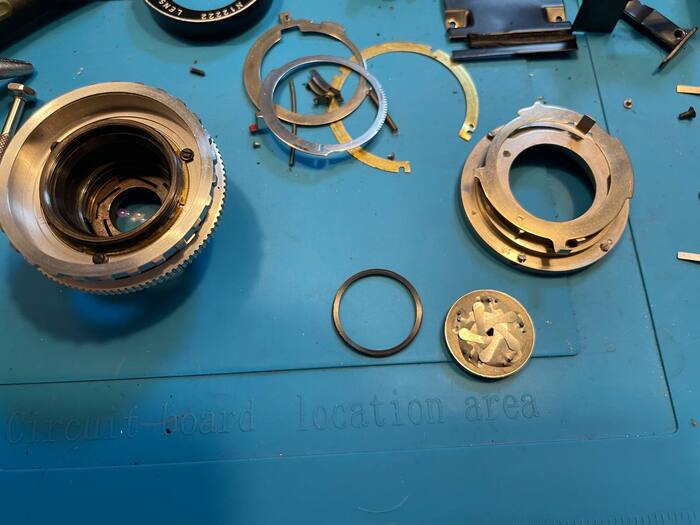 Объектив тоже разобран - геликоид пересмазан, регулировка диафрагмы прочищена, как только мог, ходит не идеально, но значительно лучше чем было. Не совсем понимаю почему такое устройство было сделано, видимо для компактности. Линзы тоже вынуты и почищены.