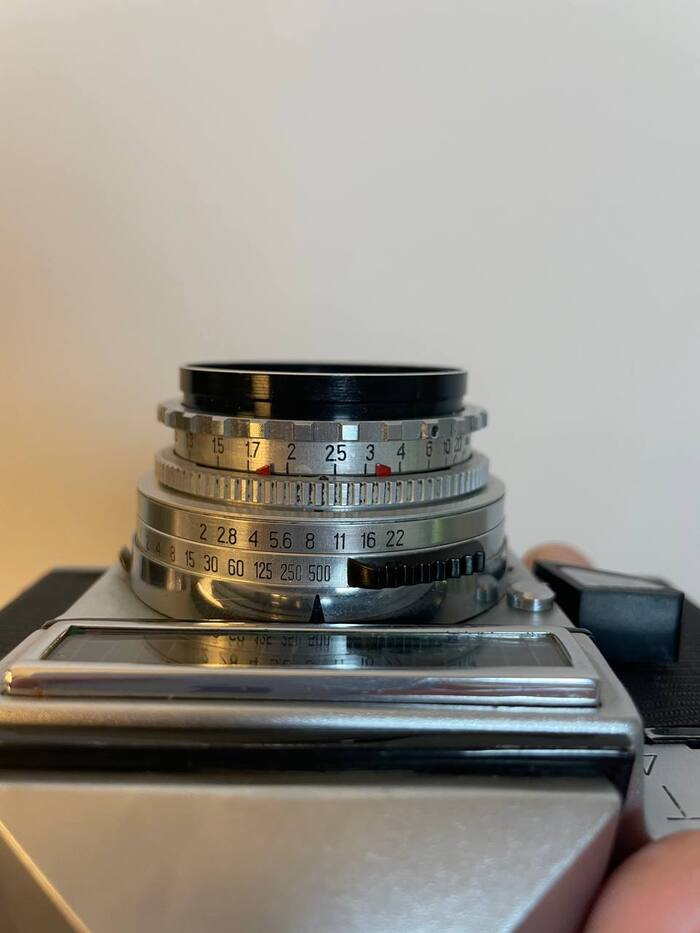 вот так это выглядит, красные стрелочки в зависимости от диафрагмы разъезжаются в разные стороны, либо наоборот сближаются. Очень наглядно и красиво.