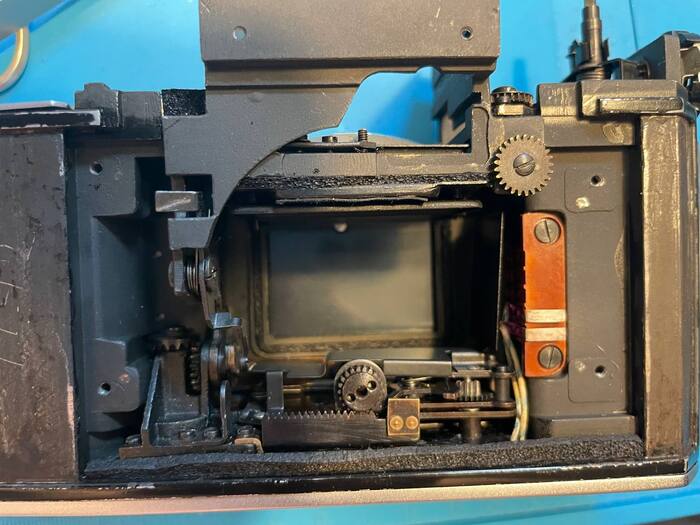 Собственно тут идет обратно сборка, сделаны новые уплотнители по нижней части примыкания затвора, новый уплотнитель зеркала и новый уплотнитель для шторки-щитка кадрового окна.