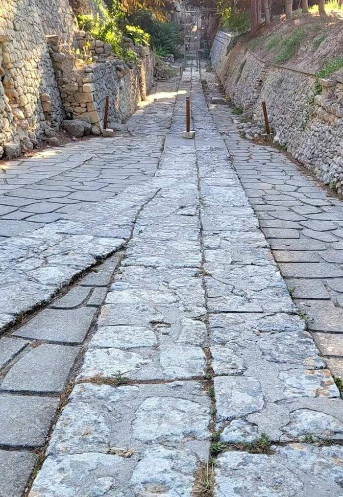 The oldest road in Europe - Archeology, Antiquity, Crete, Minoan culture, Road, Building