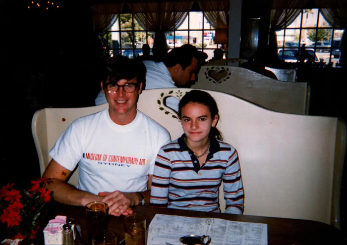 На фото - аниматор Джон Крисфалуси (слева) с 16-летней сотрудницей студии Spumco - Робин Бёрд, которую он якобы насиловал и домогался