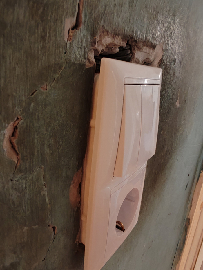 Здесь короб слегка выпал наружу после использования розетки.