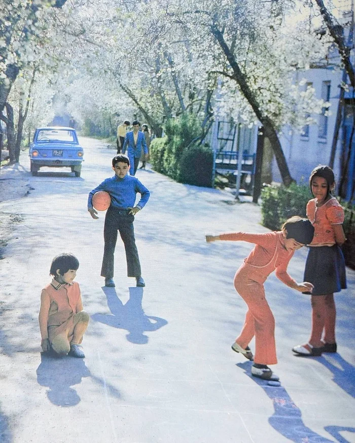 Children playing on the street, Uzbek SSR, 1980s - the USSR, Children, Uzbekistan, Memory, Childhood memories, Retro, Made in USSR, Childhood in the USSR, 80-е, Memories, Childhood, Games, Telegram (link), Old photo