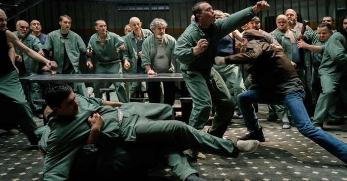 Сцена разборки в тюрьме из начала картины. И из трэйлера