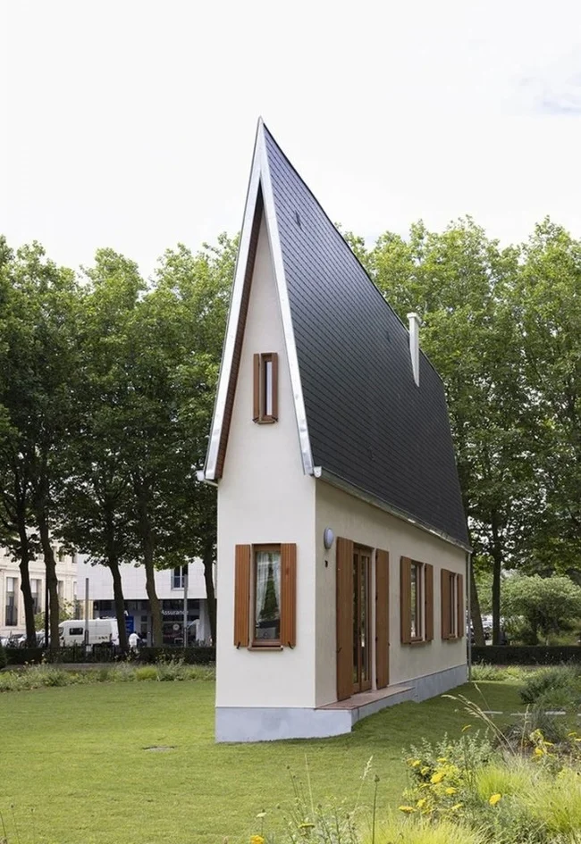 In France, artist Erwin Wurm built the narrowest house in the world. It's so compressed that it resembles a bug in the matrix - The photo, House, Narrow house, Longpost