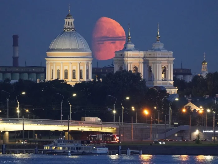 Such a different Moon... August - My, The photo, Saint Petersburg, Sunset, moon, Alexander Nevsky Lavra