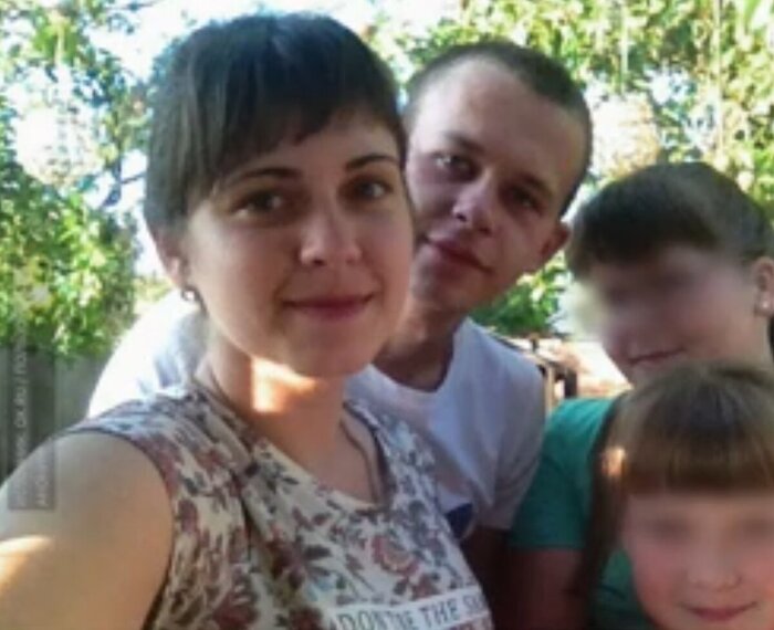 Дмитрий Коровин с матерью и сёстрами