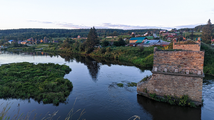 А это руины дореволюционного арочного моста, от которого остались лишь каменные опоры. Когда-то здесь проходила старинная дорога, элементы которой можно найти в окрестных лесах.