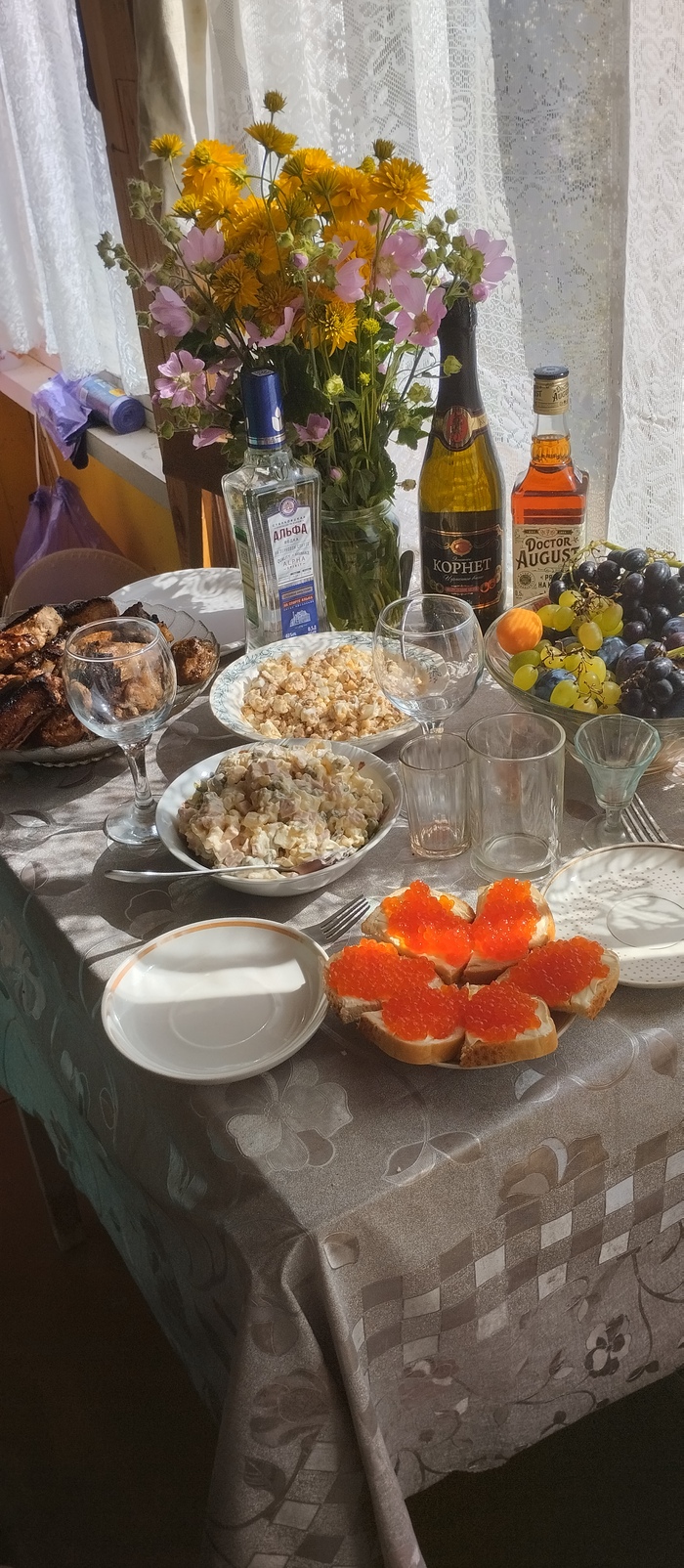 Всем доброго дня! Мне сегодня 50. Отмечаю в деревне, с маменькой и папенькой. Поздравьте меня, кому не лень!