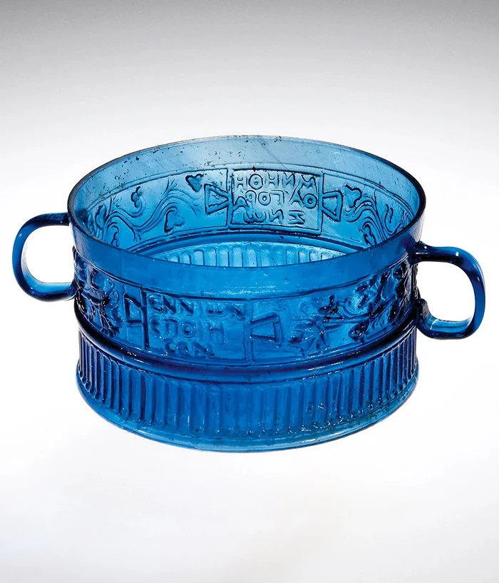 Blue blown glass bowl with two loop handles and inscription in Greek: Ennion made me - Historical photo, Ancient artifacts, Ancient Rome, Antiquity, Ancient world, Romans, Glass, Bowl, Artifact, Blower, Longpost