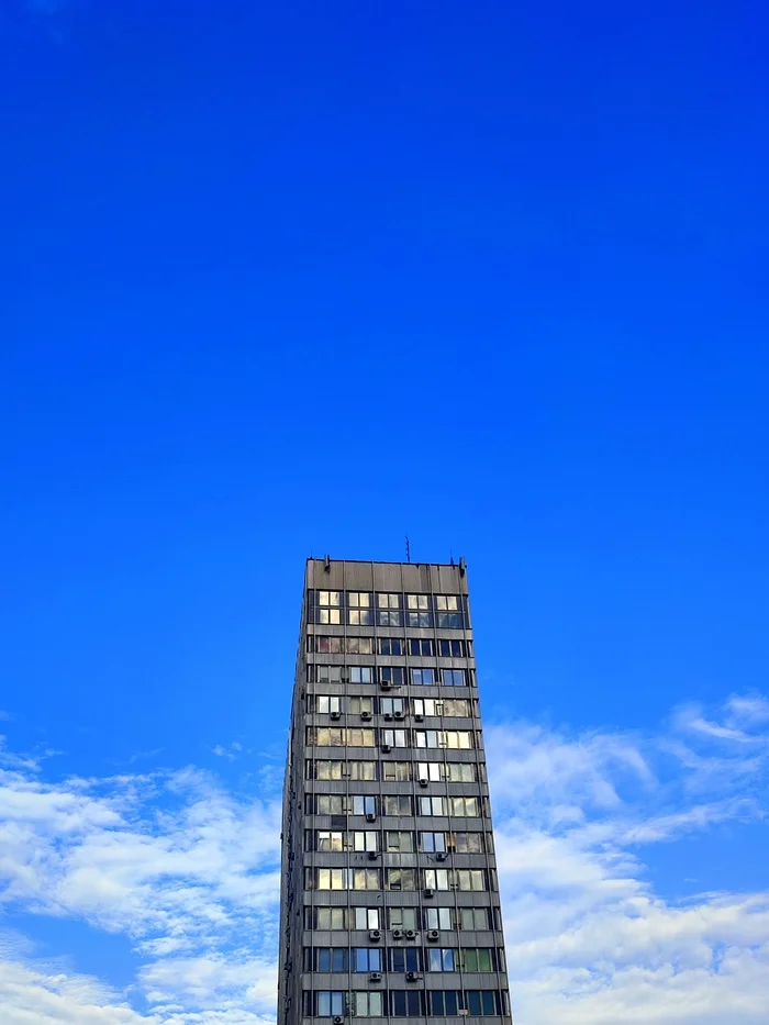 Soars - My, Russia, Moscow, The photo, Mobile photography, Street photography, House, Building, Town, Sky, Clouds, Evening, Cities of Russia