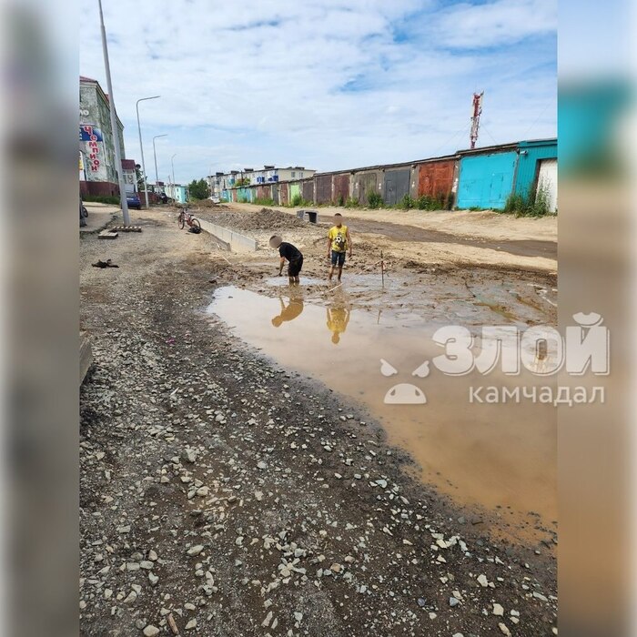 "Счастливое детство возле спид лаборатории на 5 км"