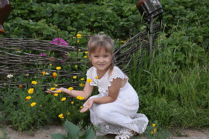 Это платье связала я для внучки.