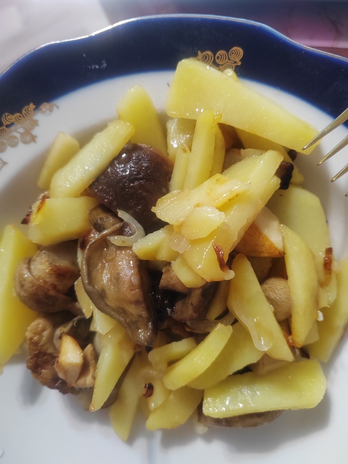 Конечно со стаканом деревенского молока.